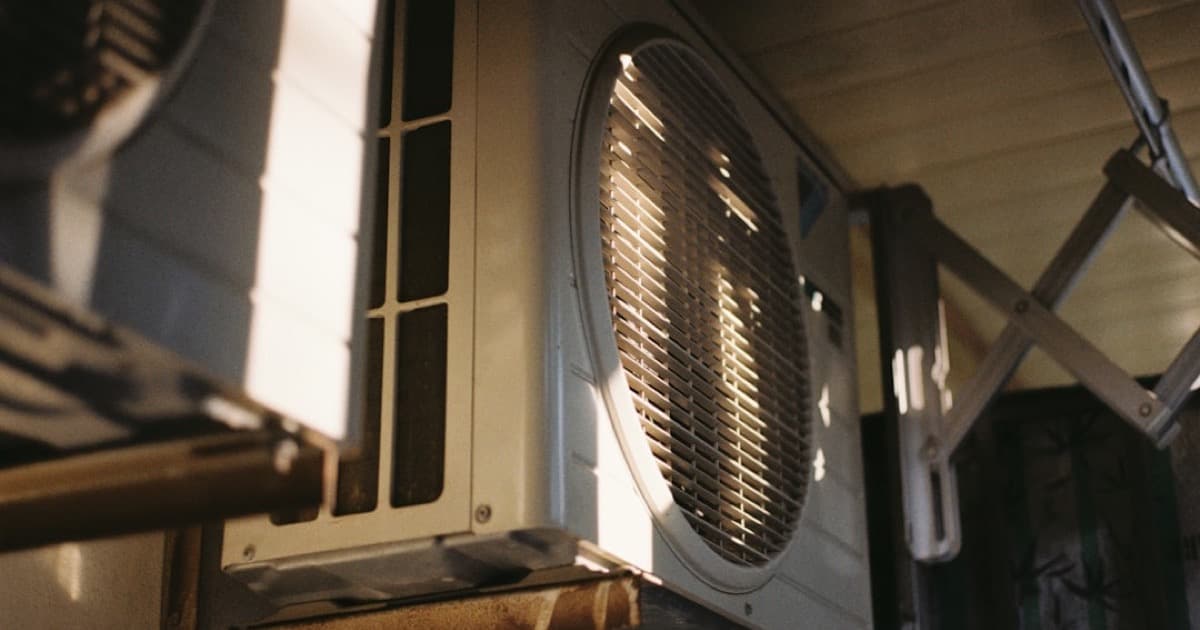 Wärmepumpe Außeneinheit vor einem Einfamilienhaus – Kosten 2026